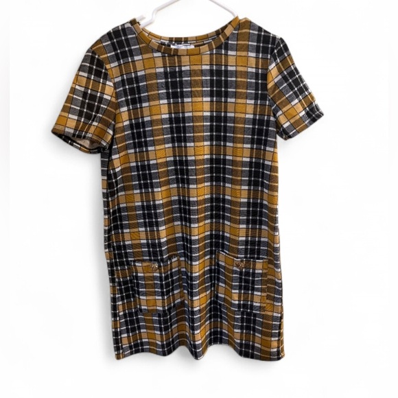 Zara Dresses & Skirts - Zara Trafaluc black and gold plaid short-sleeved mini shift dress with pockets M